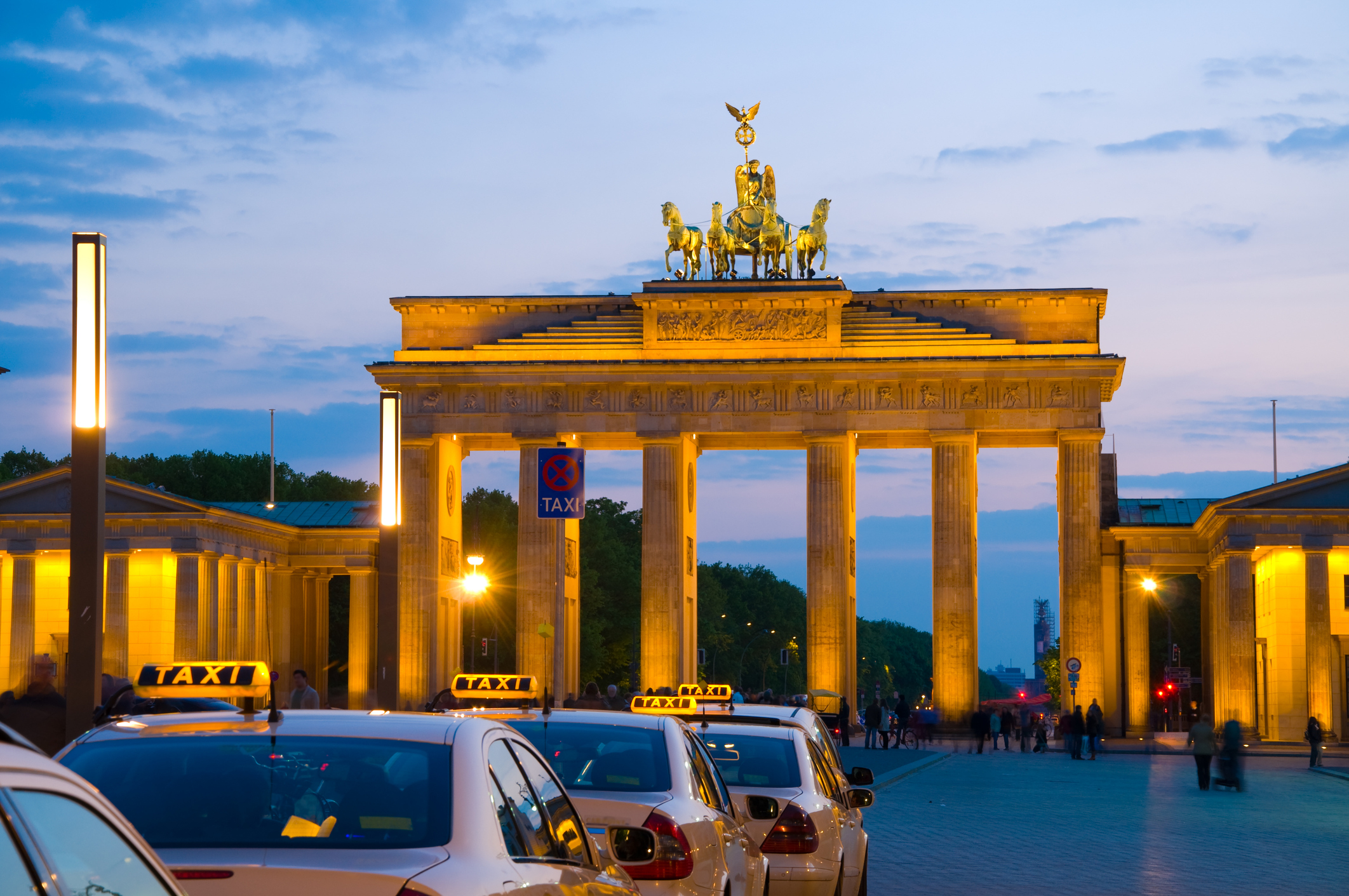 Taxi Warten auf Fahrgäste Berlin Brandenburger Tor Touristen Hauptstadt Metropole